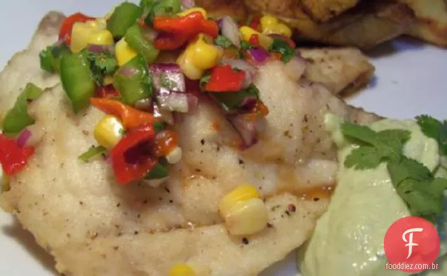 Peixe grelhado com Salsa e molho de abacate