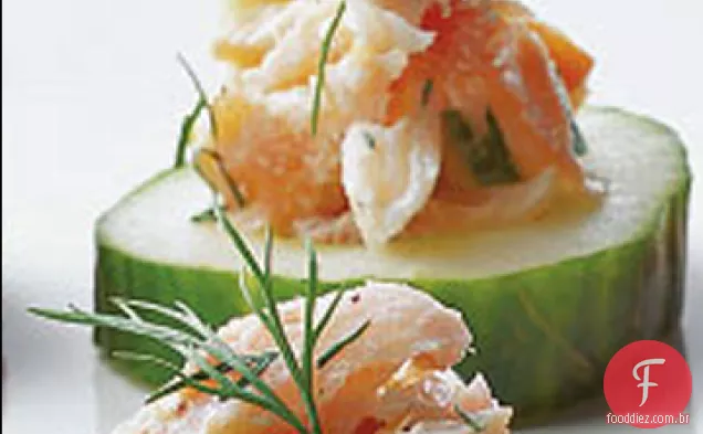Peixe branco defumado em rodelas de pepino