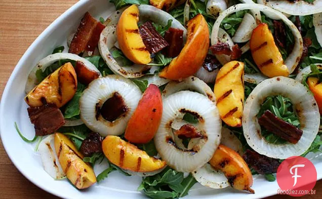 Salada Grelhada De Pêssego, Cebola E Bacon Com Molho De Leitelho
