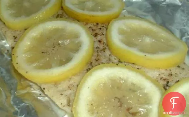 Peixe branco simples com limão e ervas