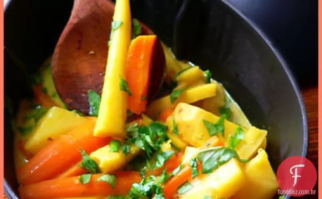 Pote de legumes com sabor de açafrão