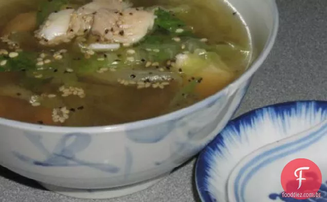 Sopa chinesa de peixe e alface