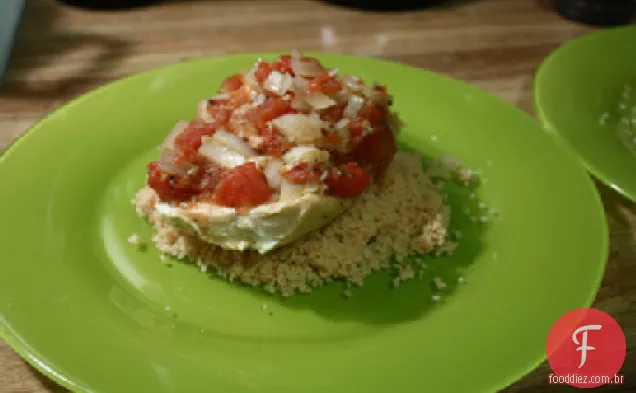 Peixe temperado com cuscuz para um