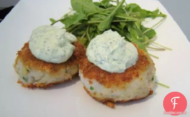 Peixe Crustado dourado e bolos de batata com iogurte de endro
