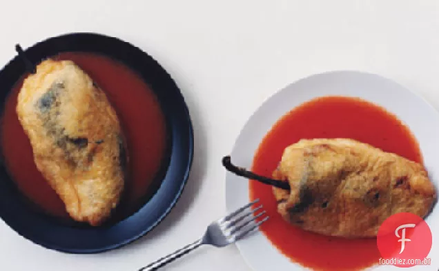 Poblanos recheados com queijo com molho de tomate