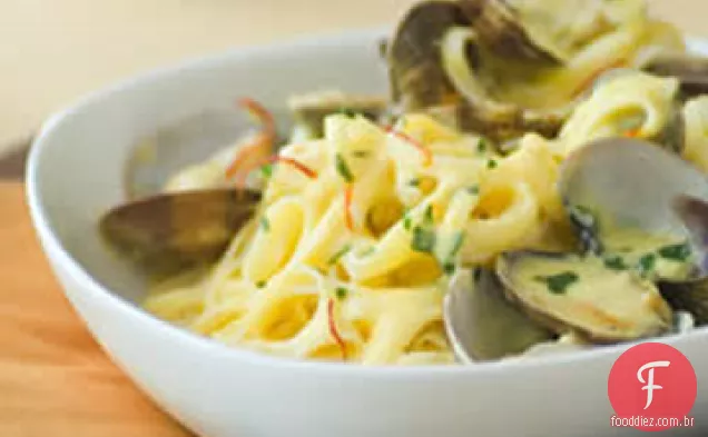 Linguine com amêijoas em molho Alfredo de açafrão
