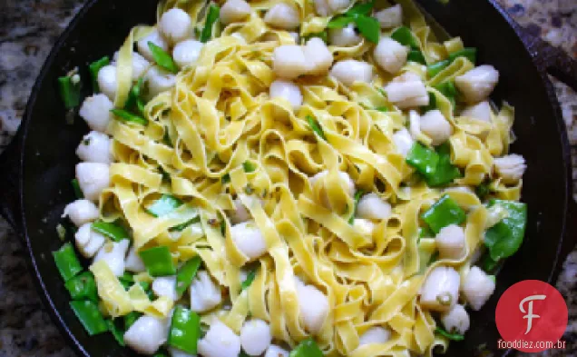 Macarrão com vieiras, ervilhas e molho de gengibre