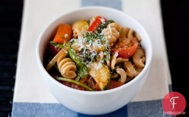 Macarrão De Trigo Integral Com Molho Vegetariano De Verão