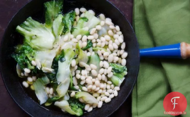 Cozinhe o livro: Escarola refogada com feijão branco
