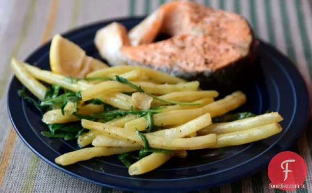 Jantar hoje à noite: feijão com rúcula