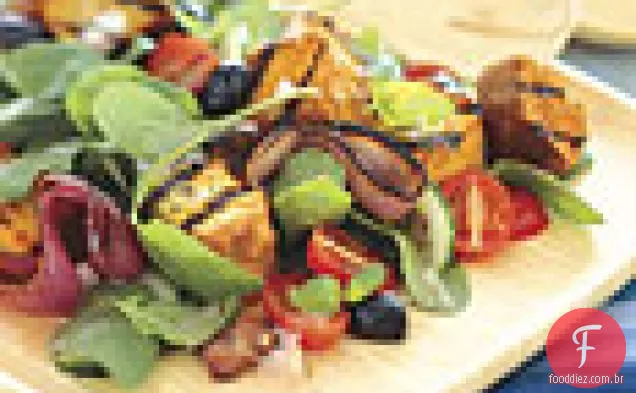 Salada de Pão de milho grelhado com cebola roxa, rúcula e vinagrete de Vinho Tinto