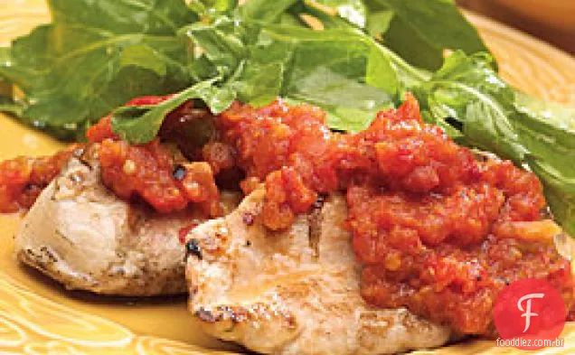 Frango grelhado - salada de rúcula com molho de tomate grelhado
