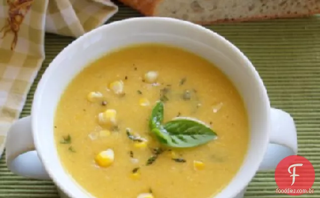 Sopa de milho no final do verão com ervas frescas ... dos Hamptons