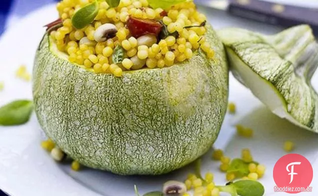 Squash de abobrinha recheada com suporte de fazenda