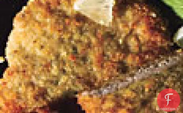 Costeletas de porco crocantes com alcaparras, limão, rúcula e ovos picados