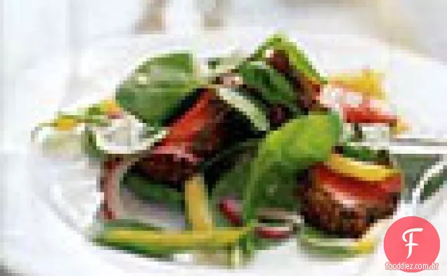 Filé Mignon com crosta de mostarda com rúcula, cebola roxa e Salada De Feijão De Cera