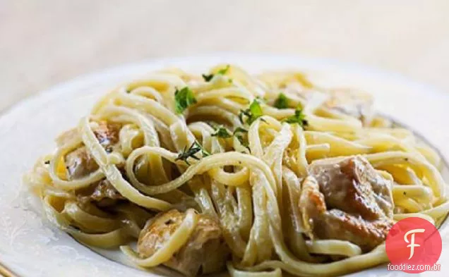 Macarrão de frango com tomilho-molho de Creme De Hortelã