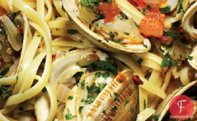 Linguine com caldo de ervas e amêijoas