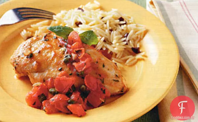 Refogue o frango de Verão Com Molho de tomate e manjericão