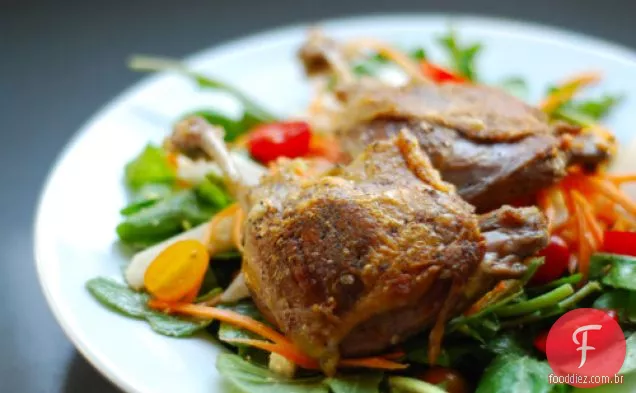 Salada crocante de pato e rúcula de inspiração tailandesa