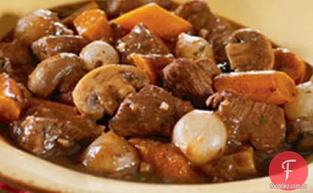 Fogão lento ensopado de carne e cogumelos
