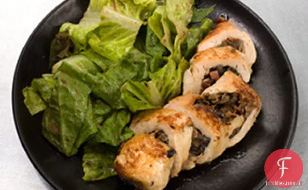 Frango recheado com cogumelos com receita de molho de vinho branco