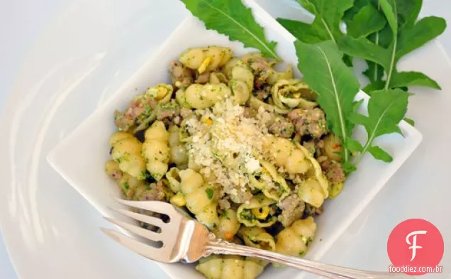 Macarrão com Pesto de rúcula e salsicha picante