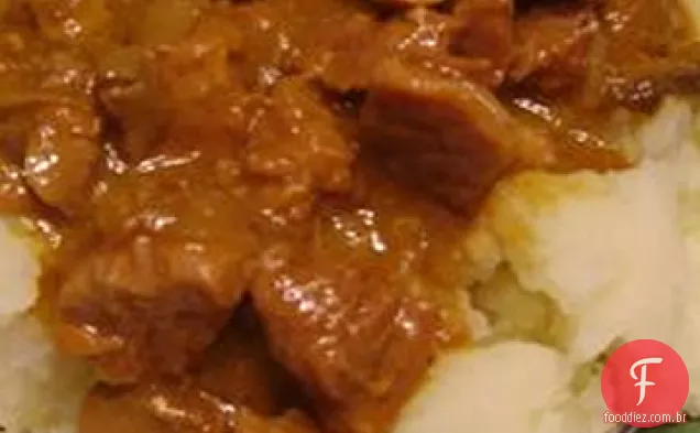 Fogão lento carne e cogumelos