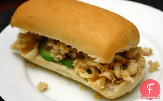 Lula frita Po ' Boy com abacate e óleo de Chile Preto
