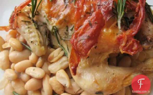 Galinhas Cornish jogo com Prosciutto e alecrim com feijão branco