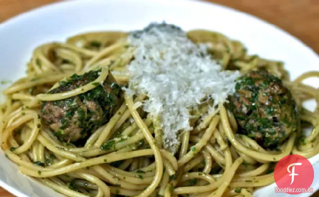 Jantar esta noite: macarrão com almôndegas verdes e molho de ervas
