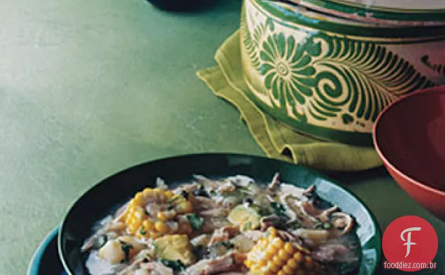 Guisado colombiano de frango, milho e batata