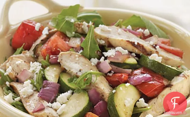 Salada de rúcula de frango e vegetais grelhados