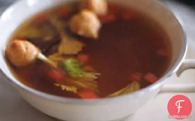Consommé de carne com infusão de tomate e aipo com pequenos sopros Choux