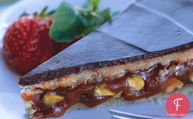 Caramelo-pistache Torte com Halvah e chocolate amargo