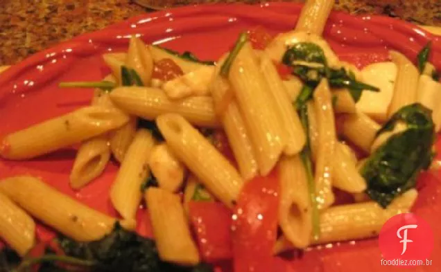 Massa balsâmica com tomate fresco, rúcula e mussarela
