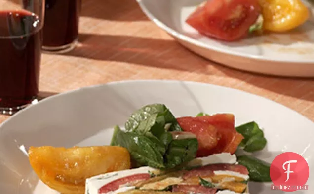 Rúcula, tomate e terrina de queijo de cabra
