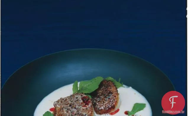 Vieiras esfregadas com churrasco com Sopa cremosa de chucrute