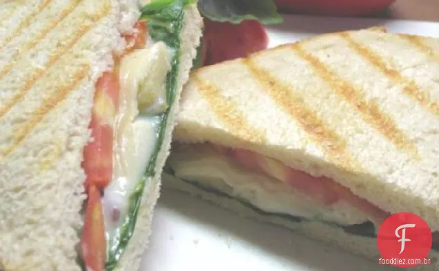 Quatro Queijo Panini Com Tomate Manjericão