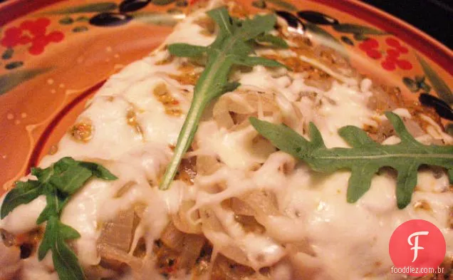 Cebola caramelizada, pesto de macadâmia em trigo semente de linho Pizza Crus