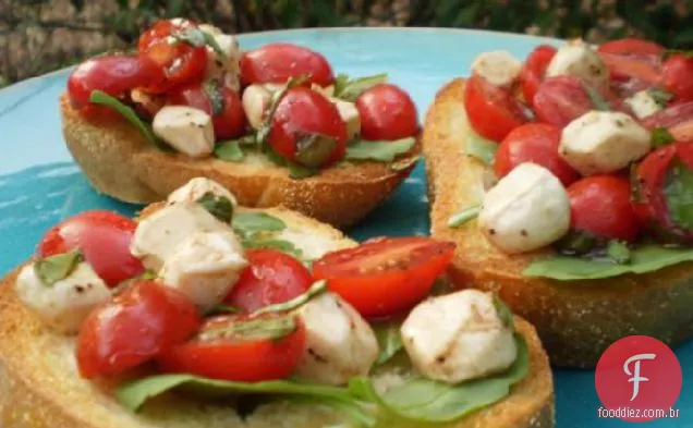 Tomate cereja, Bocconcini e manjericão Bruschetta