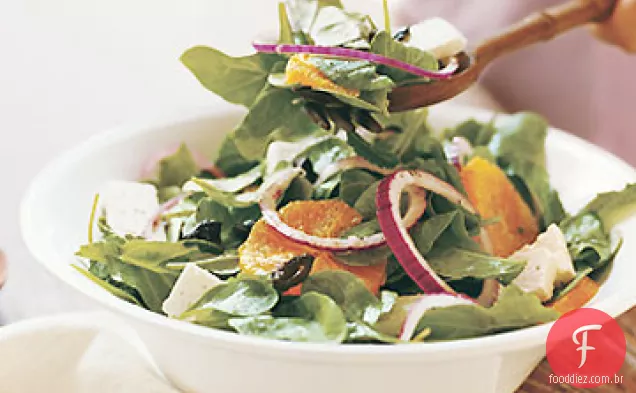 Salada de rúcula e hortelã com azeitonas pretas curadas com óleo, laranjas e ricota Salata
