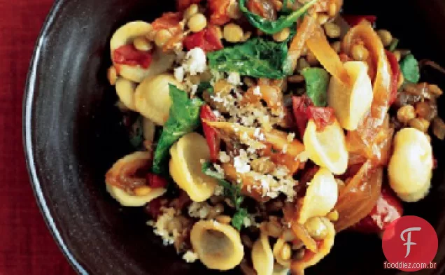 Macarrão com lentilhas e rúcula