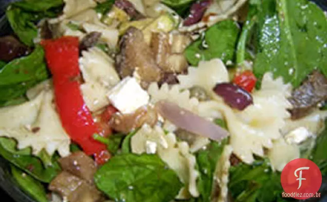 Salada de macarrão grego com legumes assados e queijo Feta