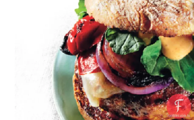 Hambúrgueres de Peru grelhados com cheddar e aioli esfumaçado