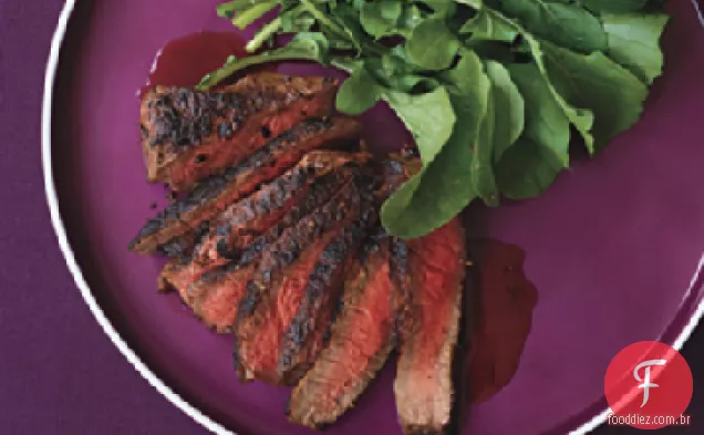 Bife com pimenta misturada e esmalte de romã