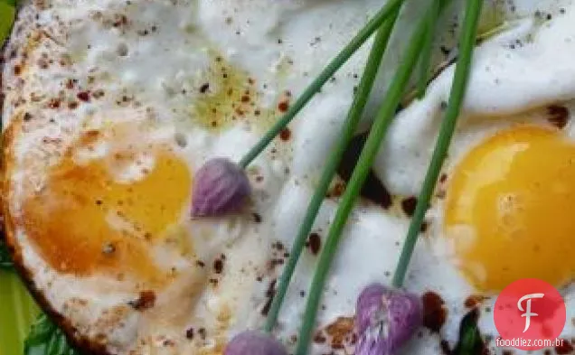 Ovos Fritos Balsâmicos Com Verduras Murchas (Em Menos De 10 Minutos)
