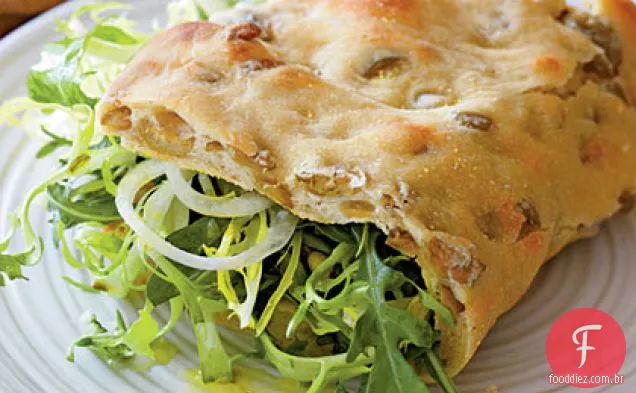 Piadina de azeitona com salada de rúcula e vinagrete de alcaparras