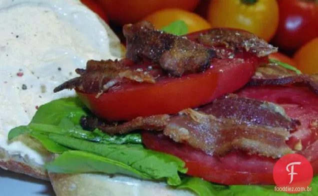 BLT com Bacon defumado, tomate bife, rúcula e limão Aioli