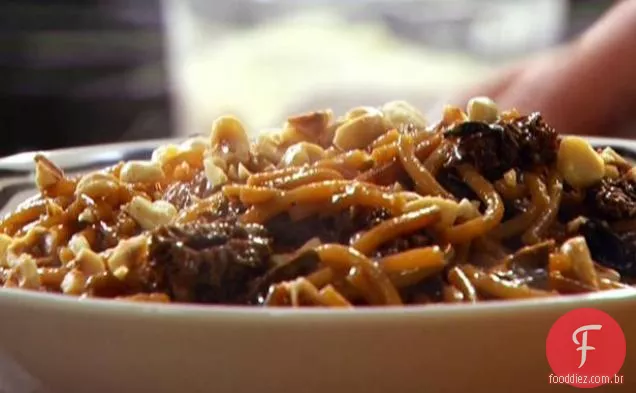 Risoto de espaguete quebrado de cogumelo selvagem com rúcula e avelãs